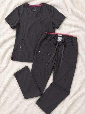 Title:
Koi Lite Gray Scrub Set Women’s Matching Top & Pants Pink Trim